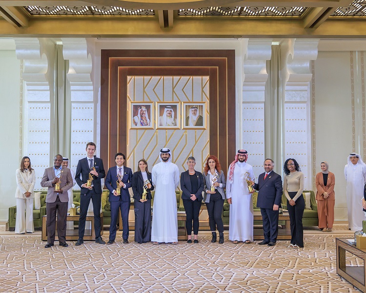 نيابة عن عاهل البلاد المعظم ناصر بن حمد يكرم الفائزين في جائزة الملك حمد لتمكين الشباب لتحقيق أهداف التنمية المستدامة