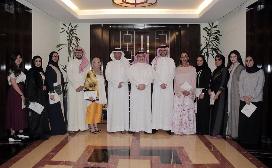  عسكر يشيد بدور المرأة الكبير في المجتمع 