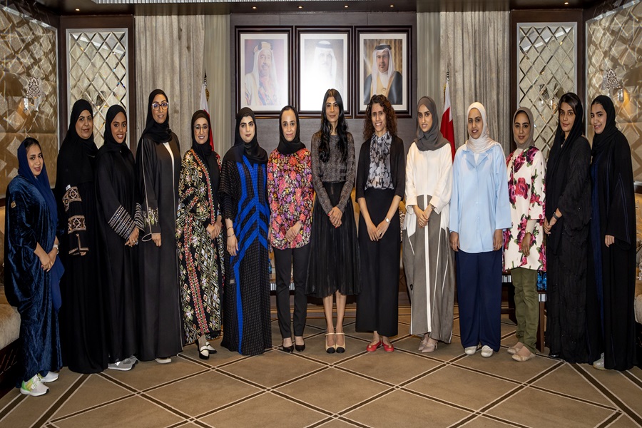 احتفالاً بيوم المرأة البحرينية الأمانة العامة للمجلس الأعلى للشباب والرياضة تحتفي بموظفاتها