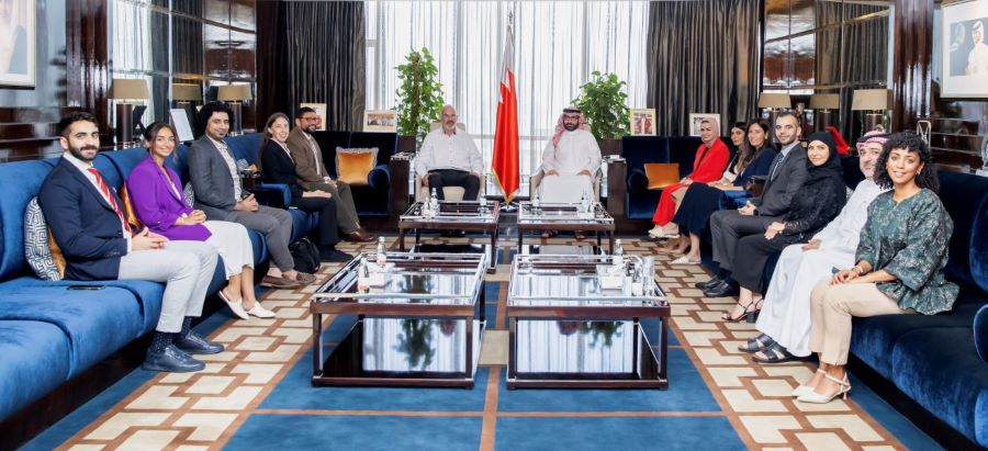 بحضور وزيرة شؤون الشباب والقائم بأعمال سفارة الولايات المتحدة الأمريكية ...  المؤيد يلتقي برائد الأعمال العالمي السيد جيف هوفمان الذي سيكون مرشداً في معسكر برنامج بيبان