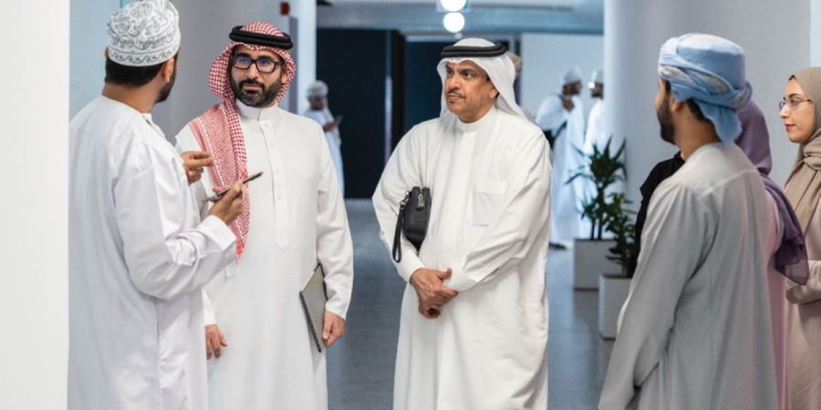 الأمين العام للمجلس الأعلى للشباب والرياضة يطلع على تجربة مركز الشباب العماني
