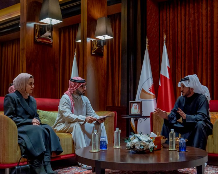 أكد سموه أن الرياضة تسير على طريق التطور بفضل دعم جلالة الملك المعظم   خالد بن حمد يستقبل الأمين العام للمجلس الأعلى للشباب والرياضة ووزيرة شئون الشباب